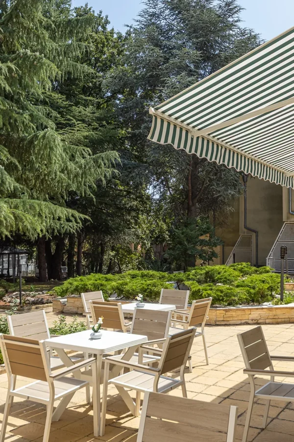 Restaurant and garden at Park Hotel Revita
