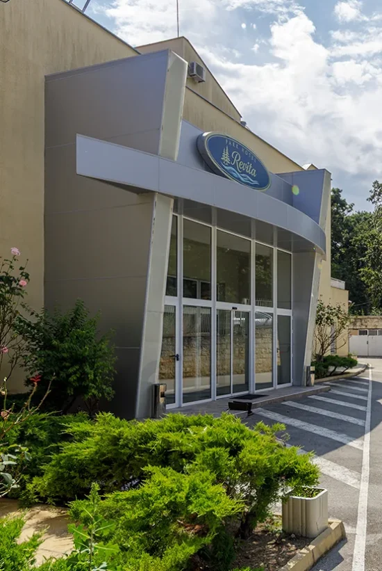 Entrance to Park Hotel Revita